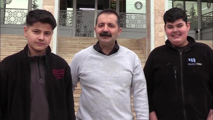 Yaptıkları hareket Türkiye'ye örnek oldu! Motorcu çırağı iki genç, görevliyi görmeyince kameraya gösterdiler