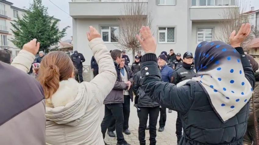Mahalleyi polis bastı, kadınlar erkeklere tepki gösterdi! Bolu'da ilginç anlar