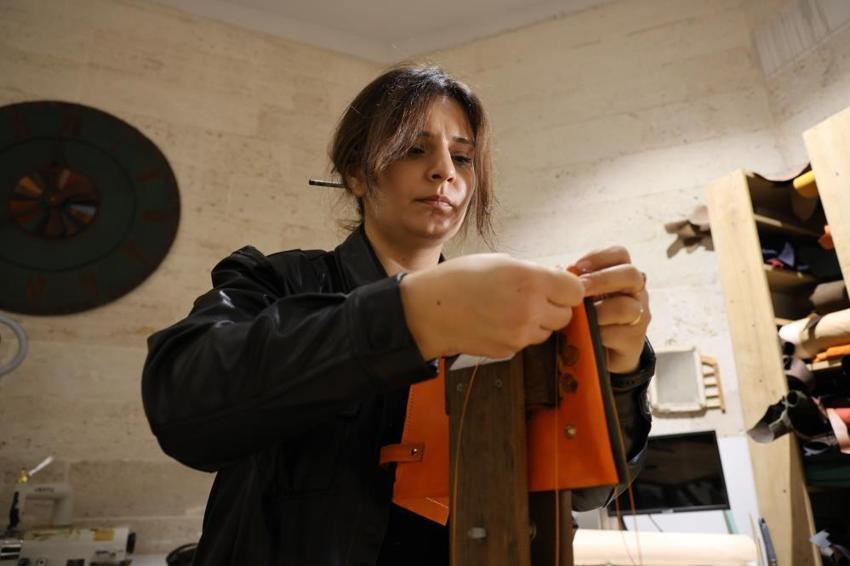 Ahi Evran'ın mesleğini kadın eliyle diriltti! 800 yıllık dericilik geleneğine modern tasarım getirdi