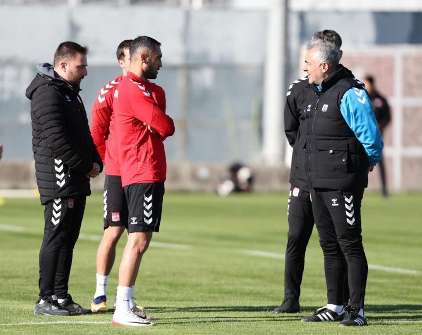Sivasspor'da Mehmet Altıparmak kötü haberi verdi: Kadroda olmayacak