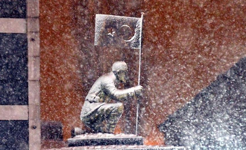 Lapa lapa kar ve kuvvetli sağanak yağışlar geliyor! Meteoroloji hava durumu raporuyla uyardı