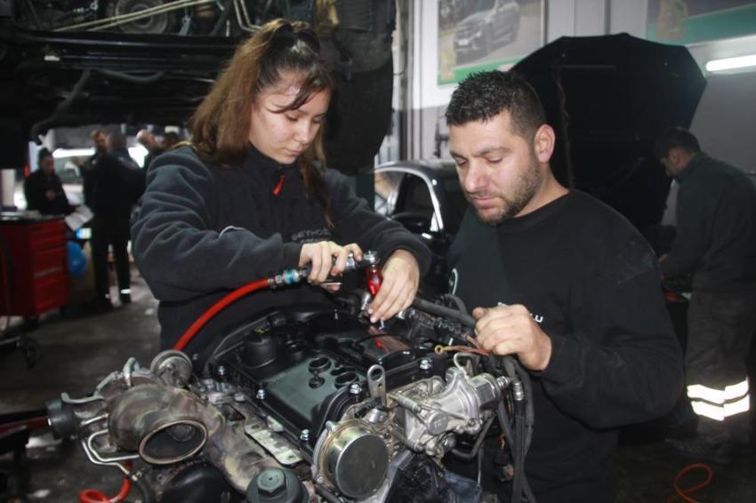 Sanayide çırak bulmak zorken o kendi isteğiyle girdi: Ordu'da sanayinin tek kız çırağı