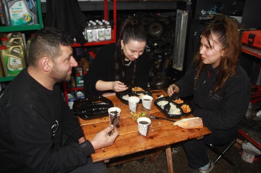 Sanayide çırak bulmak zorken o kendi isteğiyle girdi: Ordu'da sanayinin tek kız çırağı