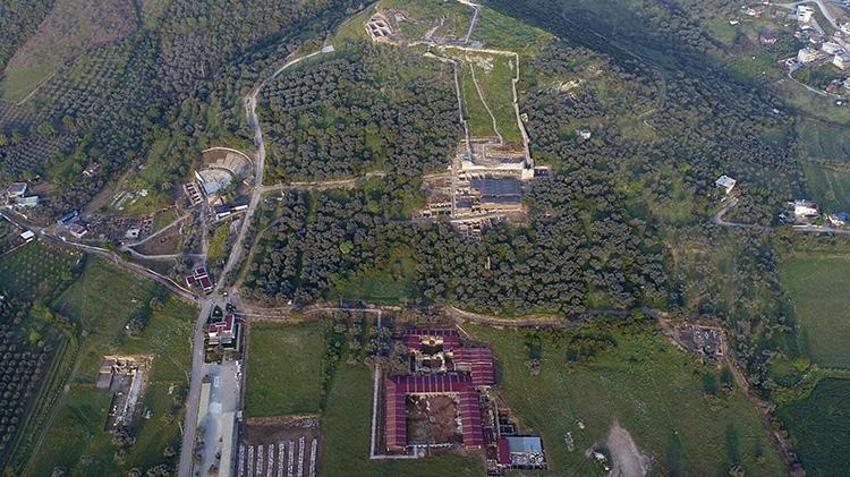 Gövdeyle birleşirse 32 yıllık Hestia gizemi bitecek! İzmir Metropolis'te mermer tanrıça başı bulundu