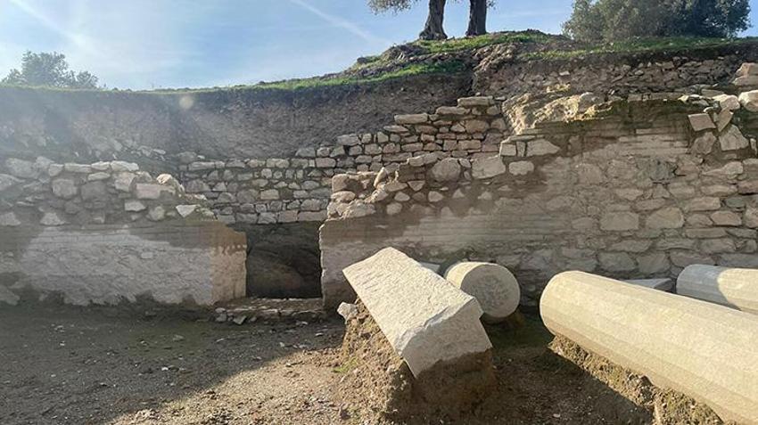 Gövdeyle birleşirse 32 yıllık Hestia gizemi bitecek! İzmir Metropolis'te mermer tanrıça başı bulundu