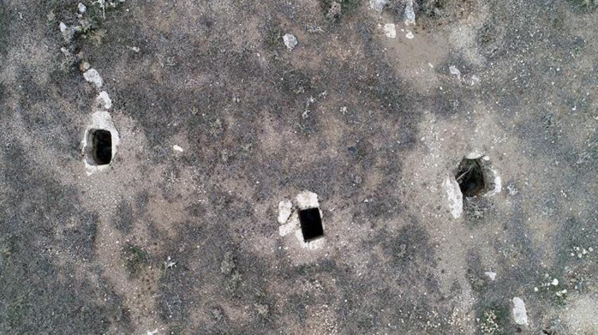 Van'ın Göbeklitepe'si definecilerin hedefinde! 2 bin 800 yıllık nekropol alanı talan edildi, iş makineleri kol geziyor: Dünyada 'eşi benzeri yok' dendi ama korunmuyor