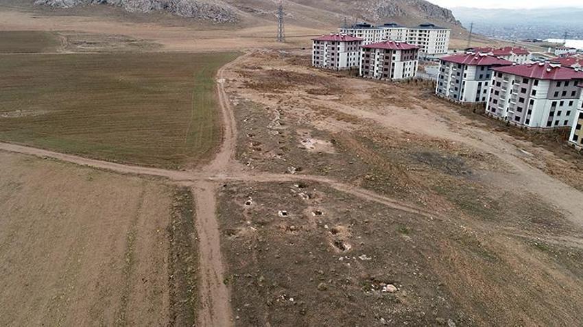 Van'ın Göbeklitepe'si definecilerin hedefinde! 2 bin 800 yıllık nekropol alanı talan edildi, iş makineleri kol geziyor: Dünyada 'eşi benzeri yok' dendi ama korunmuyor