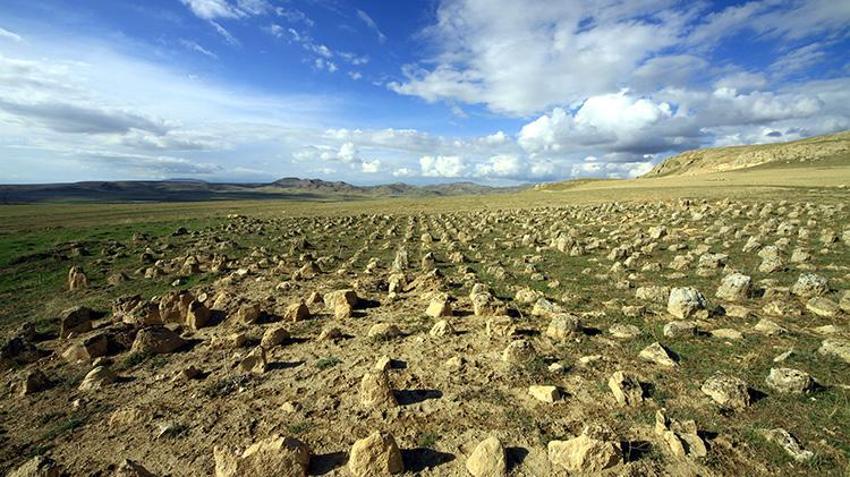 Van'ın Göbeklitepe'si definecilerin hedefinde! 2 bin 800 yıllık nekropol alanı talan edildi, iş makineleri kol geziyor: Dünyada 'eşi benzeri yok' dendi ama korunmuyor