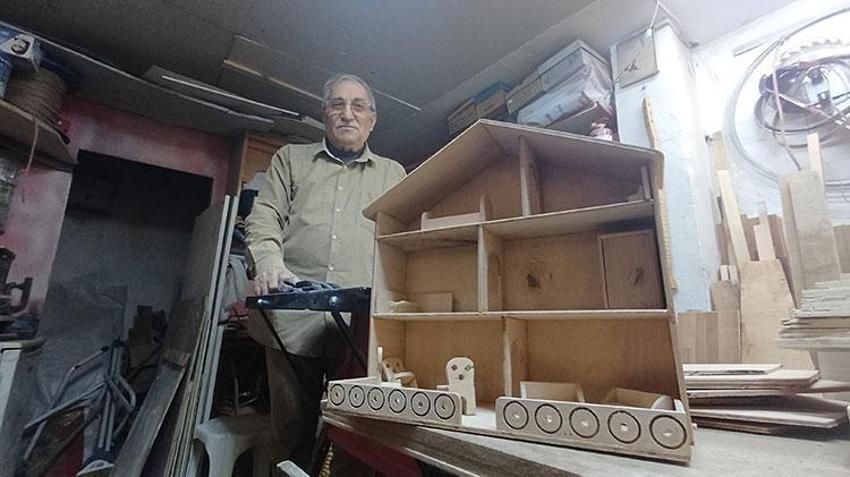 15 metrekare dükkânda teknolojiye tek başına kafa tutuyor! Mesleğini öğretecek çırak bulamıyor