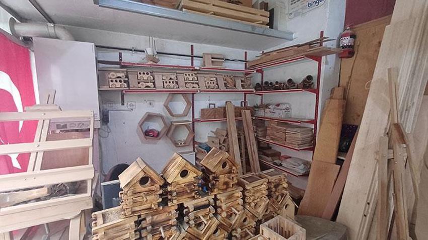 15 metrekare dükkânda teknolojiye tek başına kafa tutuyor! Mesleğini öğretecek çırak bulamıyor