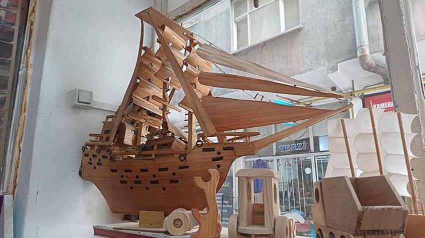 15 metrekare dükkânda teknolojiye tek başına kafa tutuyor! Mesleğini öğretecek çırak bulamıyor