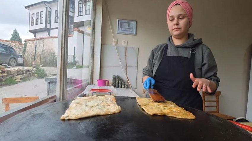 Kütahya'da açtığı işletmede geleneksel yöntemlerle gözlemeyi yaşatmaya çalışıyor