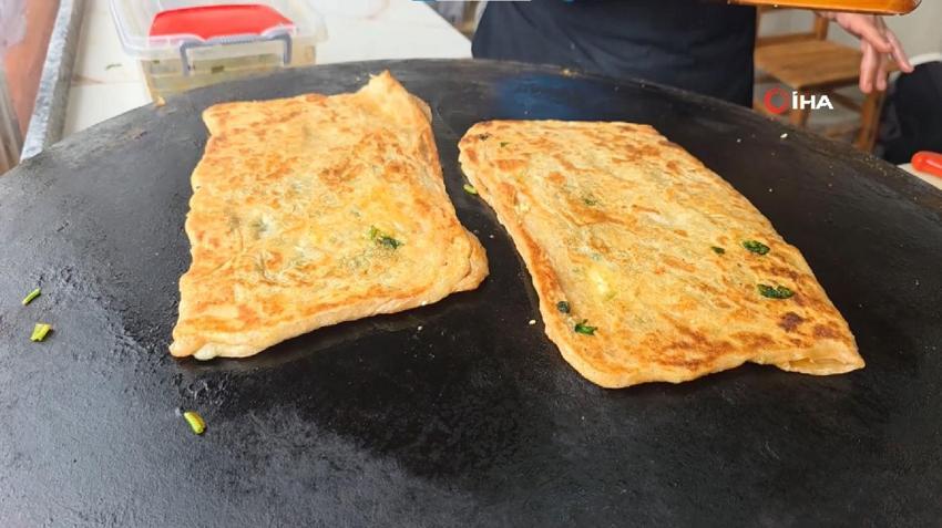 Kütahya'da açtığı işletmede geleneksel yöntemlerle gözlemeyi yaşatmaya çalışıyor