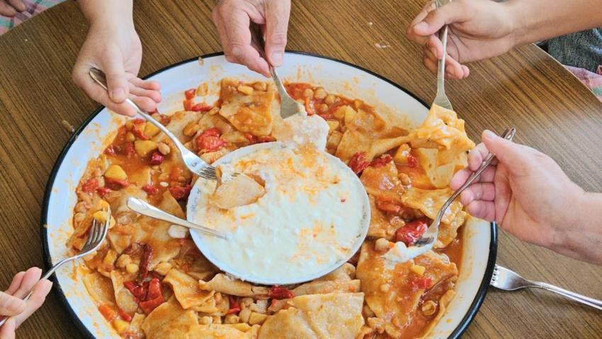 Balıkesir'de kadınlar imece usulüyle başladı: Odun ateşinde pişiriliyor, tüm mahalleyi bir araya getiriyor