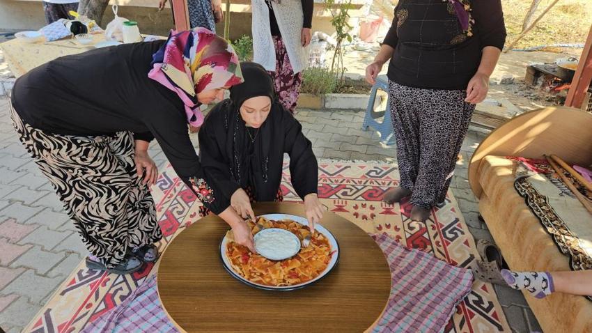 Balıkesir'de kadınlar imece usulüyle başladı: Odun ateşinde pişiriliyor, tüm mahalleyi bir araya getiriyor