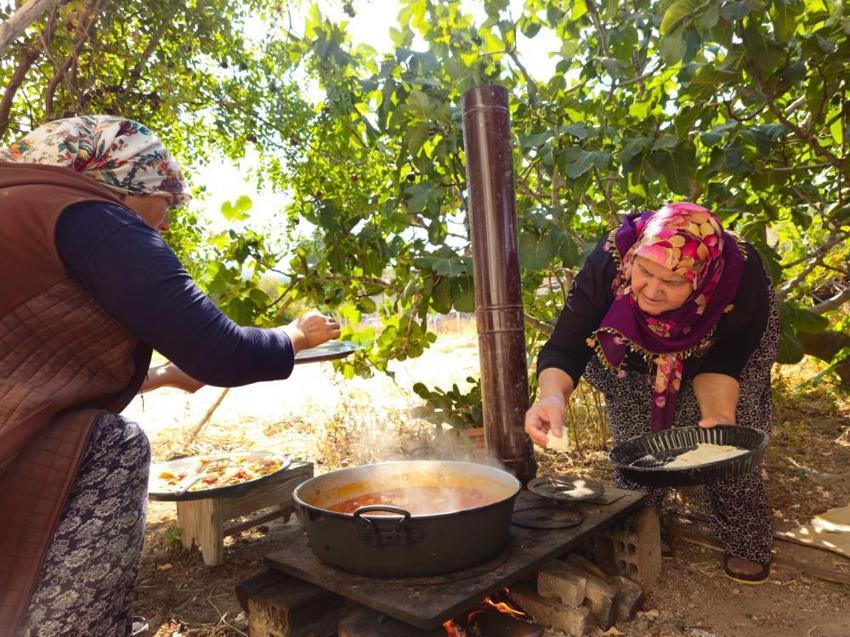 Balıkesir'de kadınlar imece usulüyle başladı: Odun ateşinde pişiriliyor, tüm mahalleyi bir araya getiriyor