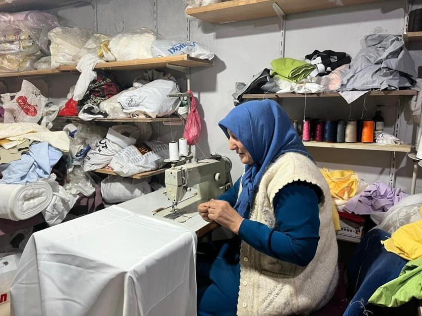 Karslı kadın kızına elbise dikerken girişimci oldu! 30 yıla yaklaşan meslek hayatıyla çevresine örnek oluyor