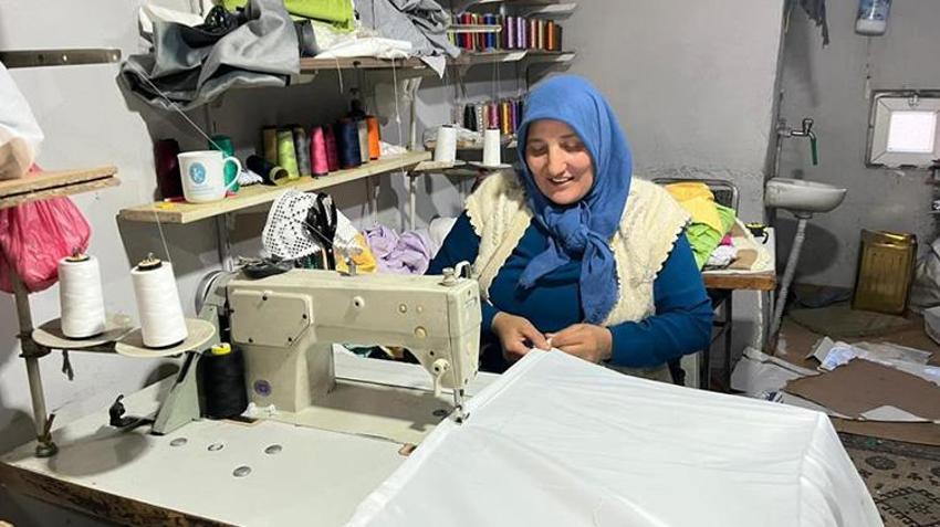 Karslı kadın kızına elbise dikerken girişimci oldu! 30 yıla yaklaşan meslek hayatıyla çevresine örnek oluyor