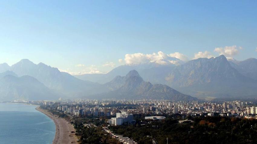 Antalya'da karlı dağların gölgesinde deniz keyfi! Aralık ayında sahil dolup taştı