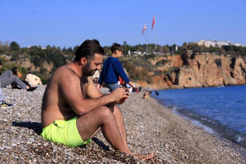 Antalya'da karlı dağların gölgesinde deniz keyfi! Aralık ayında sahil dolup taştı