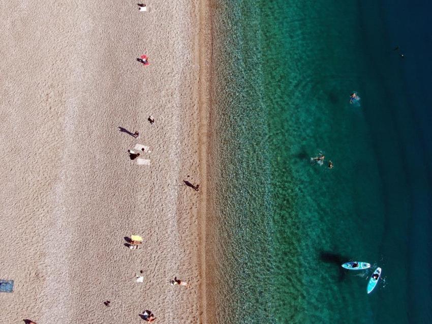 Antalya'da karlı dağların gölgesinde deniz keyfi! Aralık ayında sahil dolup taştı