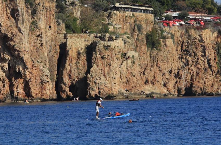 Antalya'da karlı dağların gölgesinde deniz keyfi! Aralık ayında sahil dolup taştı