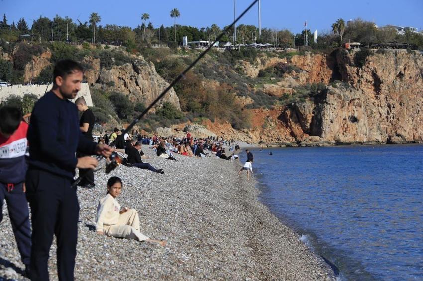 Antalya'da karlı dağların gölgesinde deniz keyfi! Aralık ayında sahil dolup taştı