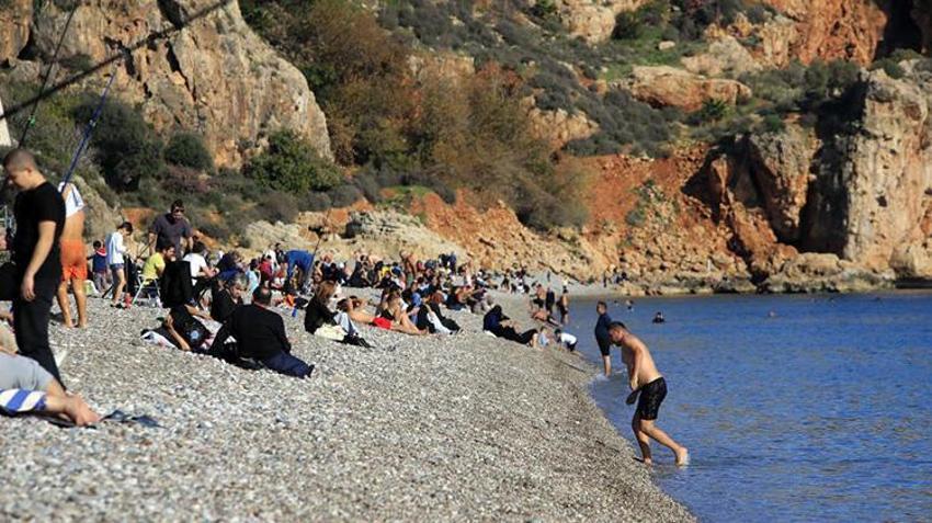 Antalya'da karlı dağların gölgesinde deniz keyfi! Aralık ayında sahil dolup taştı