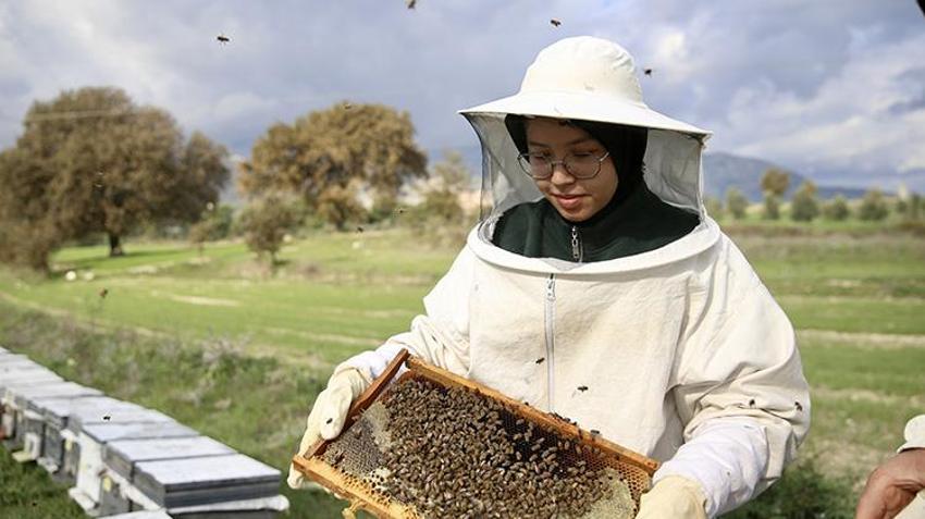Erkek işi dediler ama o vazgeçmedi! Muğla'da genç kadın baba mesleğini devraldı, köyünde üretmeye başladı