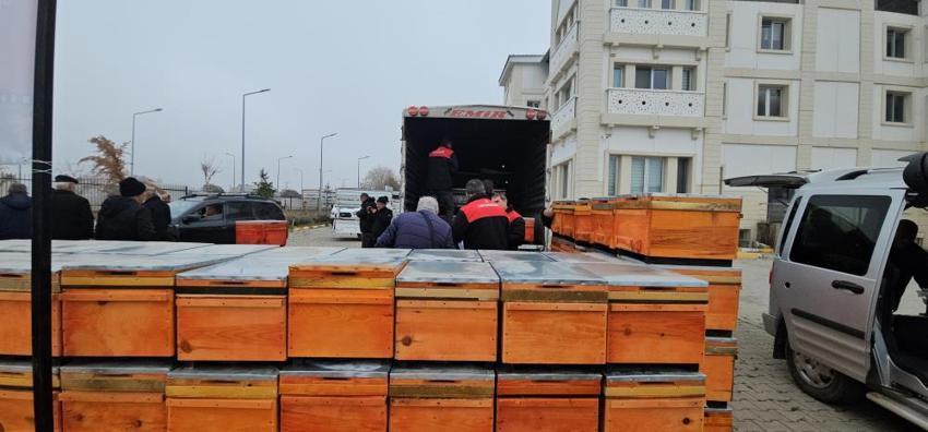 Muş'ta 1,5 milyonluk dev proje! Muş balını dünyaya tanıtacak: 100 üreticiye dağıtıldı, çalışmalara başlandı