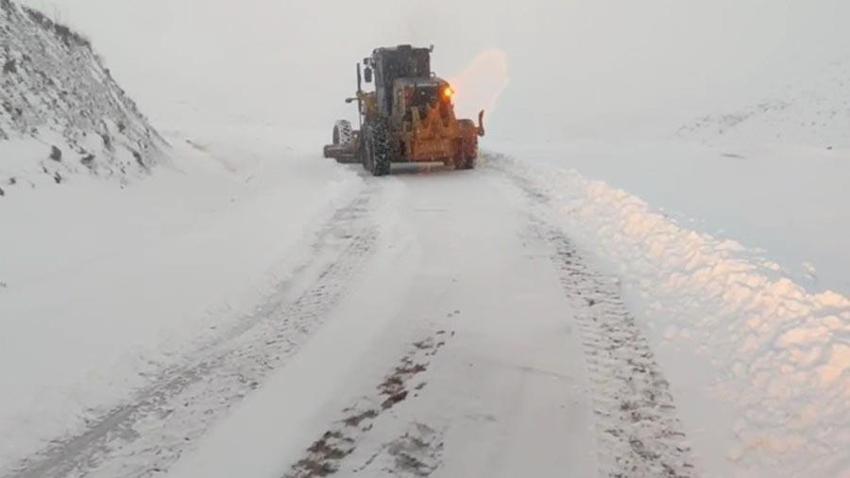 Siirt’te kar yağışı etkili oldu Pervari'de 15 köy yolu ulaşıma kapandı