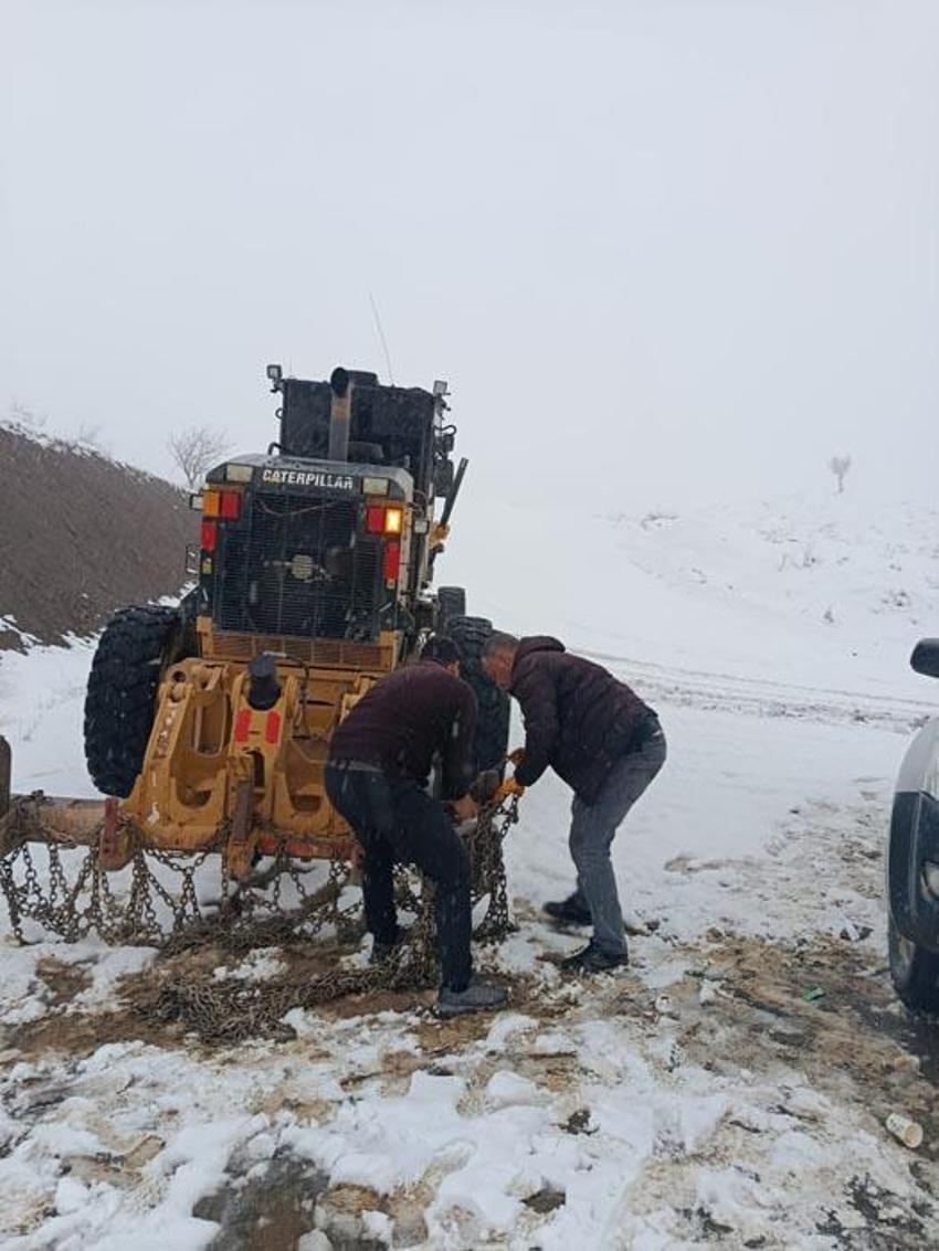 Siirt’te kar yağışı etkili oldu Pervari'de 15 köy yolu ulaşıma kapandı