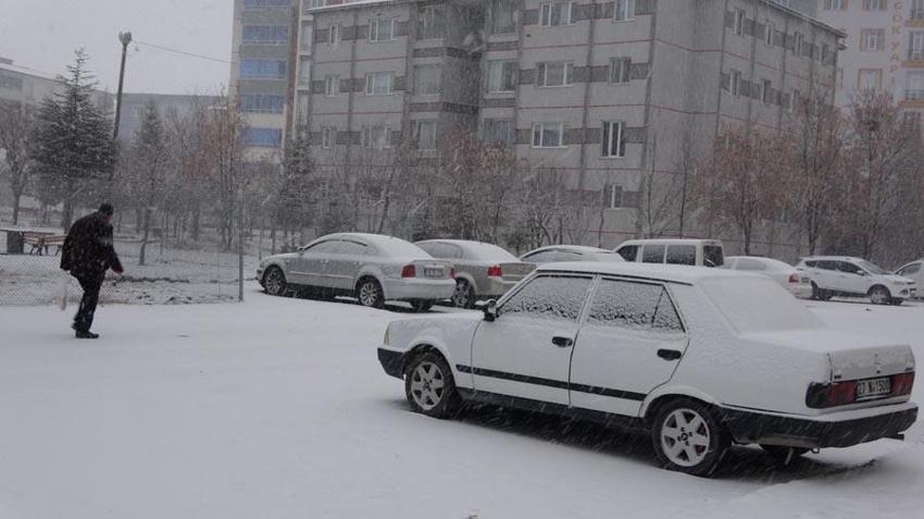 Bitlis’te kar etkili oldu okullar bir gün süreyle tatil edildi