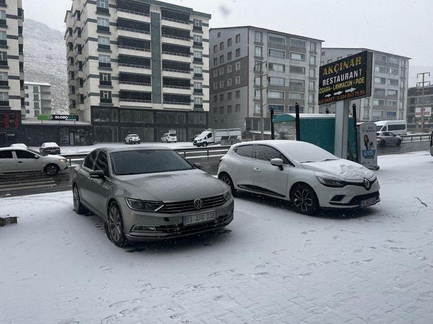 Bitlis’te kar etkili oldu okullar bir gün süreyle tatil edildi