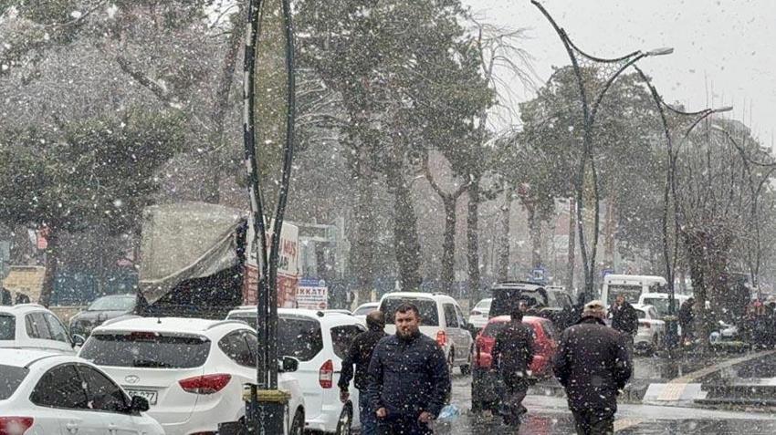 Bitlis’te kar etkili oldu okullar bir gün süreyle tatil edildi