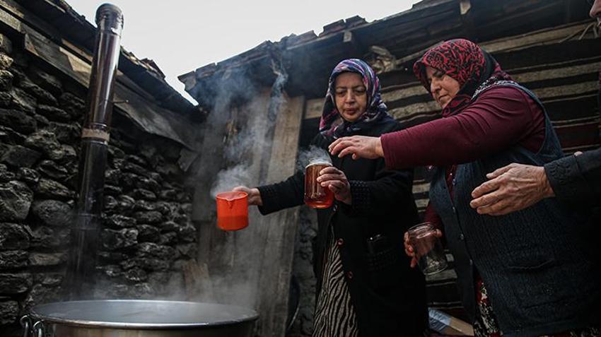 Bursa'da devlet desteğiyle kazanlar kaynamaya başladı! Erkekler ormandan topluyor kadınlar kaynatıyor