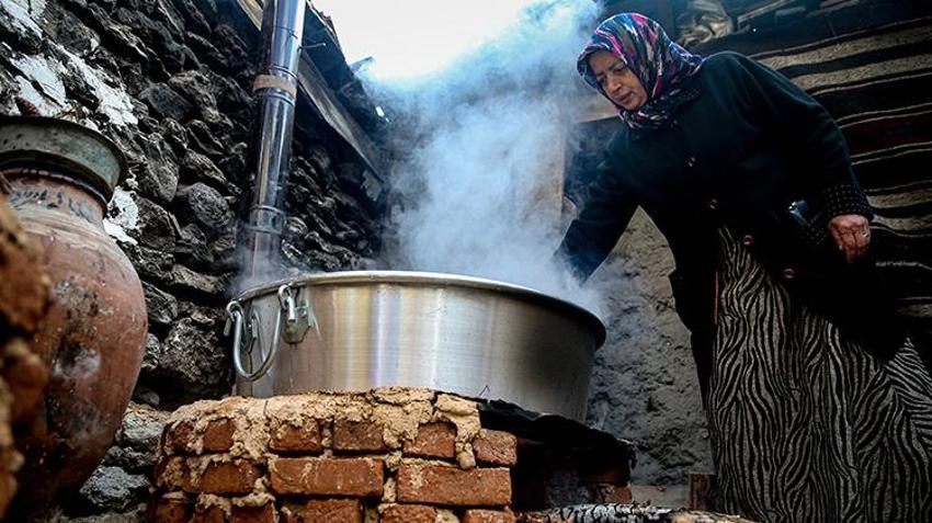 Bursa'da devlet desteğiyle kazanlar kaynamaya başladı! Erkekler ormandan topluyor kadınlar kaynatıyor