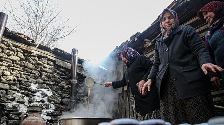 Bursa'da devlet desteğiyle kazanlar kaynamaya başladı! Erkekler ormandan topluyor kadınlar kaynatıyor