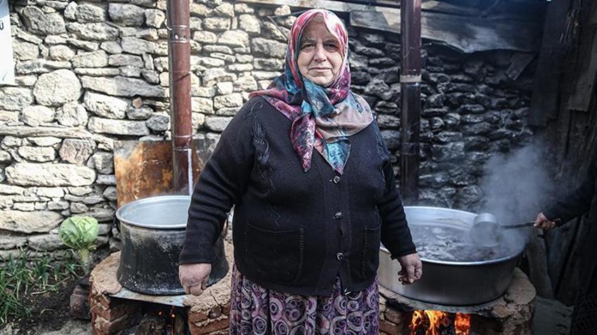 Bursa'da devlet desteğiyle kazanlar kaynamaya başladı! Erkekler ormandan topluyor kadınlar kaynatıyor
