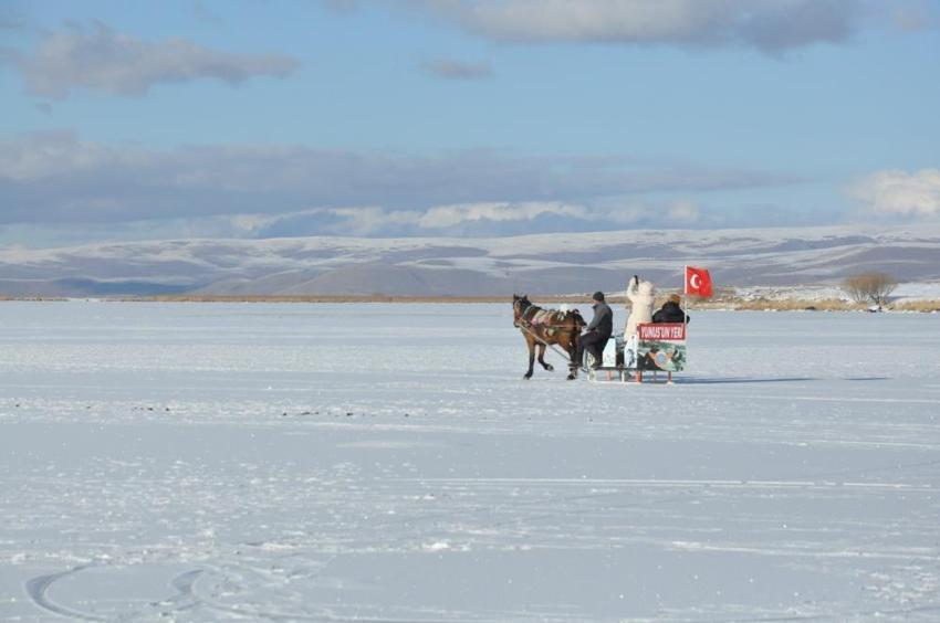 Kars için vakit geldi: Eksi 16 derecede halaylarla kutladılar!