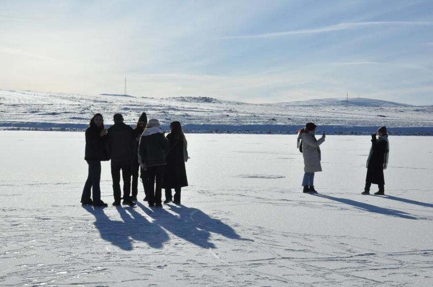 Kars için vakit geldi: Eksi 16 derecede halaylarla kutladılar!