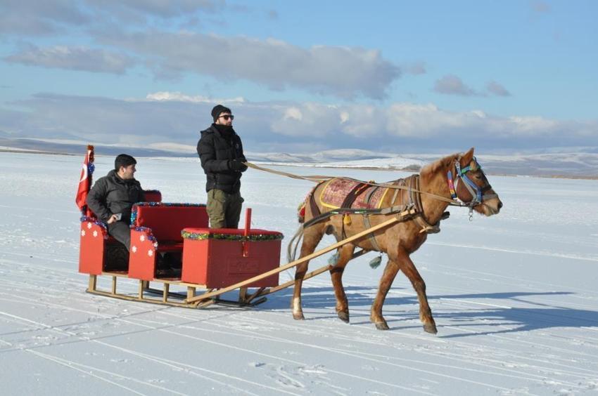 Kars için vakit geldi: Eksi 16 derecede halaylarla kutladılar!
