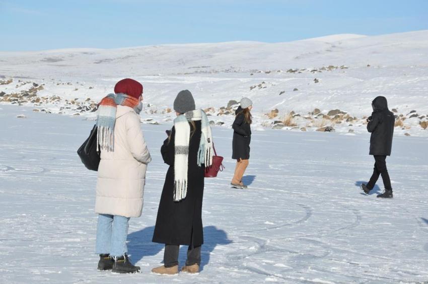 Kars için vakit geldi: Eksi 16 derecede halaylarla kutladılar!