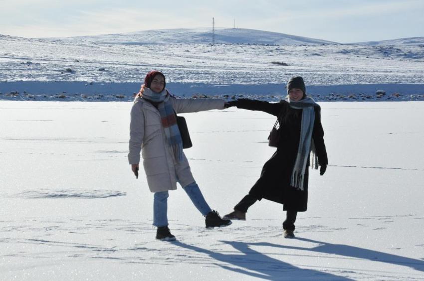 Kars için vakit geldi: Eksi 16 derecede halaylarla kutladılar!