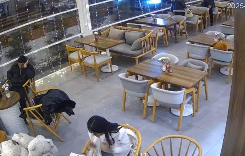 Kayseri'de kontrolden çıkan otomobil kafeteryaya girdi: Saniyelerle kurtuldular