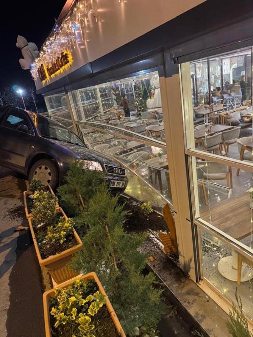 Kayseri'de kontrolden çıkan otomobil kafeteryaya girdi: Saniyelerle kurtuldular