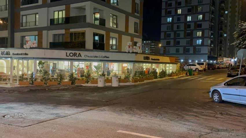 Kayseri'de kontrolden çıkan otomobil kafeteryaya girdi: Saniyelerle kurtuldular