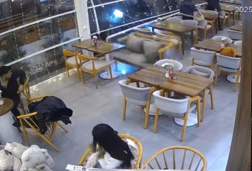 Kayseri'de kontrolden çıkan otomobil kafeteryaya girdi: Saniyelerle kurtuldular