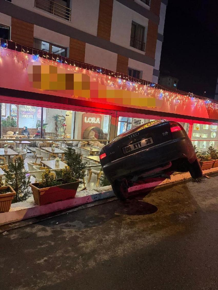 Kayseri'de kontrolden çıkan otomobil kafeteryaya girdi: Saniyelerle kurtuldular