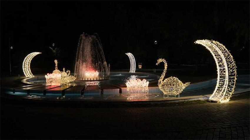 Adana rengarenk! Kent yeni yıla şimdiden hazır